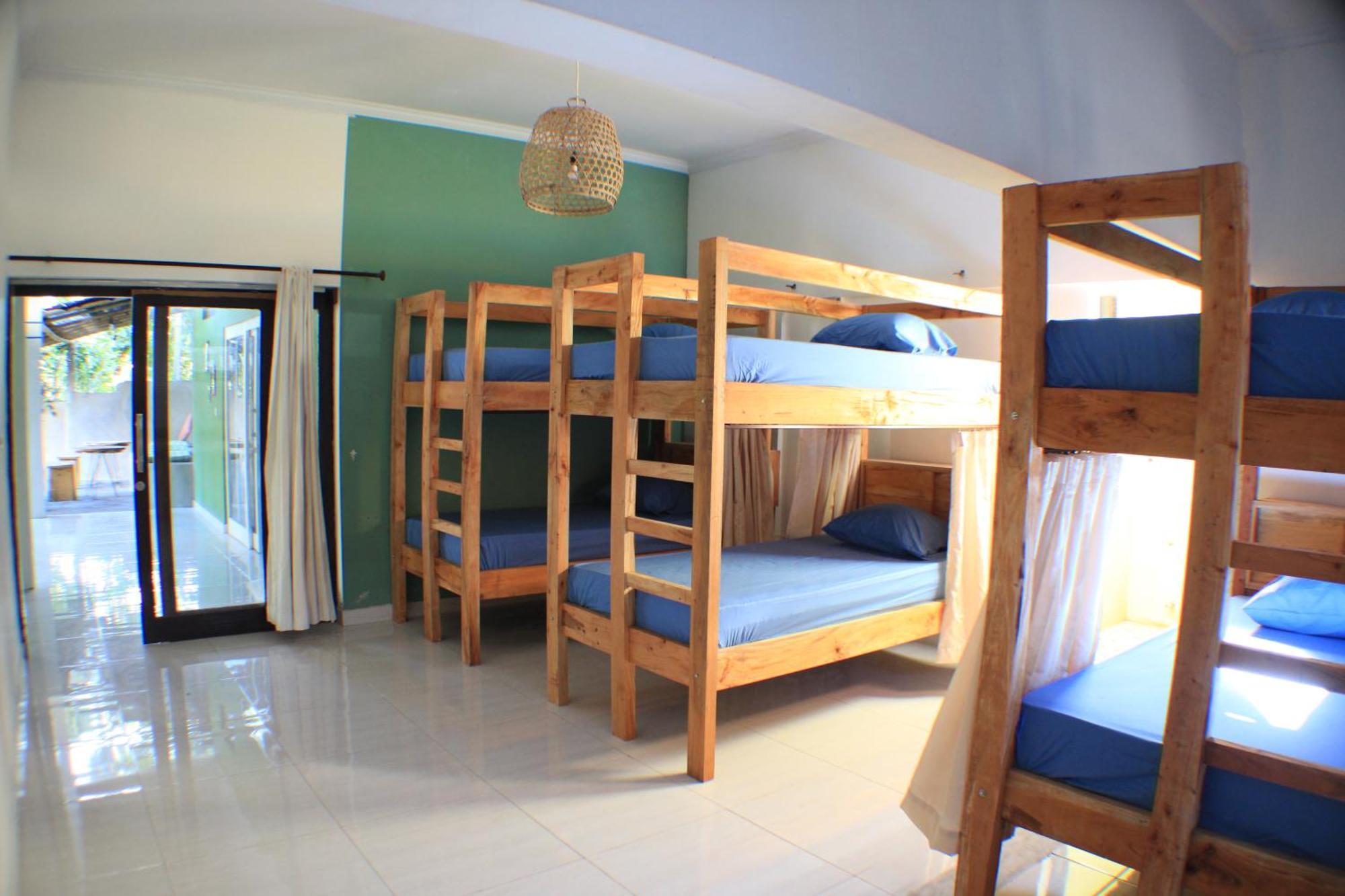 Hostel Black *